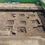 　池上曽根遺跡の発掘調査で見つかった、楼閣のような高層建物とみられる大型の柱穴＝大阪府和泉市（同市提供）