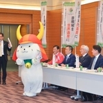 　国宝「彦根城」の世界文化遺産登録を目指す議員連盟の設立総会に登場した「ひこにゃん」＝２３日、国会