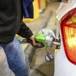 　イスラエル・テルアビブの給油所で給油する女性＝９日（ゲッティ＝共同）