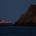 　１０日、オマーン沖で停泊するタンカー（ロイター＝共同）