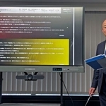 　闇バイト体験談や被害者の声を掲載するホームページを紹介する警視庁匿名・流動型犯罪グループ対策本部の担当者＝１９日、警視庁