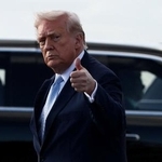 　大統領専用機を降りてポーズをとるトランプ米大統領＝２０日、フロリダ州（ロイター＝共同）