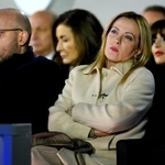 　ミラノ・コルティナ冬季パラリンピックの開会式に出席したイタリアのメローニ首相＝６日、イタリア・ベローナ（ゲッティ＝共同）