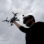 　ＦＰＶ型ドローンの飛行訓練に臨む「ブラックアロー大隊」の操縦士＝昨年５月、ウクライナ東部ドニプロペトロウスク州メジョワ（共同）