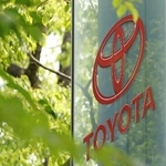 　愛知県豊田市のトヨタ自動車堤工場に掲げられたロゴマーク＝昨年６月