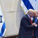 　トランプ米大統領（左）と話すイスラエルのネタニヤフ首相＝２０２５年１０月、エルサレムのイスラエル国会（ゲッティ＝共同）