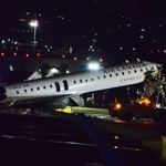 　消防車両と衝突したエア・カナダ・エクスプレス機＝２３日、米ニューヨーク・ラガーディア空港（共同）