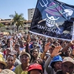 　昨年１０月、マダガスカル・アンタナナリボで開かれた集会で掲げられた海賊旗（中野智明氏撮影・共同）