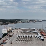 　風力発電の風車の羽根などの部品＝２０２５年９月、米東部コネティカット州（ロイター＝共同）