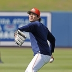 　キャッチボールするアストロズ・今井達也＝２０日、ウェストパームビーチ（共同）