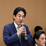 　「社会保障国民会議」有識者会議の初会合であいさつする、城内・全世代型社会保障改革相＝２４日午前、東京都内のホテル