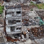 　石川県輪島市の「輪島朝市」周辺の重機による公費解体作業＝２０２４年６月