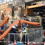 　大阪市北区の繁華街で始まった隆起した管の切断作業＝２４日午前