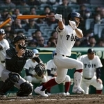 　熊本工-大阪桐蔭　１回表大阪桐蔭２死二塁、谷渕が右翼へ先制打を放つ。捕手中村＝甲子園