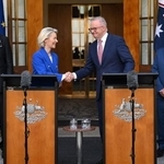 　握手するオーストラリアのアルバニージー首相（右）とＥＵのフォンデアライエン欧州委員長＝２４日、キャンベラ（ロイター＝共同）