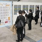 　就職情報会社が開いた合同説明会で掲示板を見る学生ら＝２０２５年２月、千葉市
