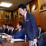 　参院内閣委で、就任後初めてあいさつし、一礼する佐藤官房副長官＝２４日午前