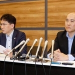 　記者会見する、車両の浸水被害を訴える男性の代理人弁護士ら＝２４日午前、津市