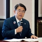 　豊川用水の渇水を受けた愛知県の対策会議で発言する大村秀章知事＝２４日午前、愛知県庁