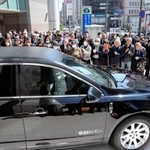 　葬儀会場を出る元大関若嶋津、日高六男さんのひつぎを乗せた車＝２４日正午ごろ、千葉県市川市