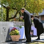 　上海列車事故の慰霊式で手を合わせる遺族＝２４日午前、高知市