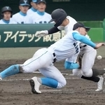 　山梨学院-長崎日大　５回裏長崎日大２死一塁、三塁手の送球が乱れ、打者走者平野（奥）と交錯する一塁手菰田＝甲子園
