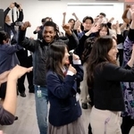 　日米の交流会で沖縄の踊りカチャーシーを踊る、外務省の「アメリカで沖縄の未来を考える」プログラムで訪米した参加者ら＝２３日、米ニューヨーク（共同）