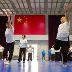 　北京市内の施設で、ダイエットのため運動をする人たち＝２０２５年３月（共同）