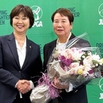 　退任セレモニーで撮影に応じる日本女子プロゴルフ協会の樋口久子顧問。左は小林浩美会長＝２４日、東京都内