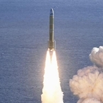 　鹿児島県の種子島宇宙センターから打ち上げられ、上昇するＨ３ロケット８号機＝２０２５年１２月２２日午前（共同通信社ヘリから）