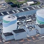 　九州電力川内原発の（左から）１号機、２号機＝２０２４年６月、鹿児島県薩摩川内市