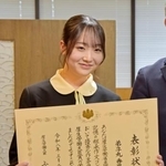 　「戦後８０年記憶の継承作文コンクール」で厚生労働大臣賞を受賞した弟子丸香里奈さん＝２４日午後、厚労省