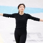 　公式練習を終え、あいさつする坂本花織＝プラハ（共同）