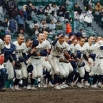 　滋賀学園に勝利し、駆け出す八戸学院光星ナイン＝甲子園