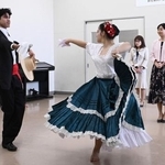 　外国人学校でペルーの民族舞踊を見学される佳子さま＝２４日午後、浜松市（代表撮影）