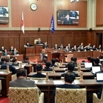 　大阪都構想を巡る法定協設置議案について議論する大阪府議会＝２４日午後