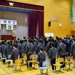 　石川県輪島市の門前中で行われた合同閉校式＝２４日午後