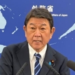 　記者会見する茂木外相＝２４日午後、外務省