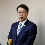 　記者団の取材に応じる中原八一新潟市長＝２４日午後、新潟市