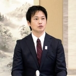 　記者会見で町長選への立候補を表明する山形県西川町の菅野大志町長＝２４日午後