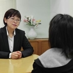 　「継続補導」の定期面接をする大阪府警少年育成室の泉川容子課長補佐＝２月、大阪市天王寺区