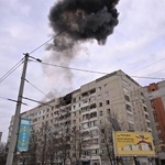 　２４日、ウクライナ・リビウで、ロシア軍による集合住宅への無人機攻撃後に立ち上る煙（ゲッティ＝共同）