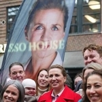 　２４日、デンマーク・コペンハーゲンで、社会民主党メンバーと並び立つフレデリクセン首相（中央）（ＡＰ＝共同）