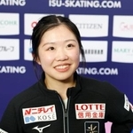 　公式練習を終え、取材に応じる中井亜美＝プラハ（共同）