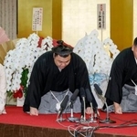 　大関昇進の伝達を受ける霧島（中央）。右は音羽山親方＝２５日午前、堺市