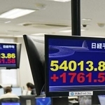 　上げ幅が一時１７００円を超えた日経平均株価を示すモニター＝２５日午前、東京都港区の外為どっとコム