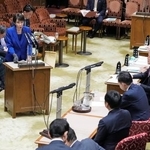 　参院予算委の集中審議で訪米の報告をする高市首相（左）＝２５日午前