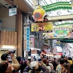 　兵庫県尼崎市の商店街で行われたプロ野球阪神の「日本一早いマジック点灯」＝２５日午前
