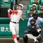 　神村学園-智弁学園　タイブレークの１０回表智弁学園１死満塁、太田が決勝の中犠飛を放つ。捕手川本＝甲子園