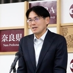 　奈良県庁で記者会見する山下真知事＝２５日午前